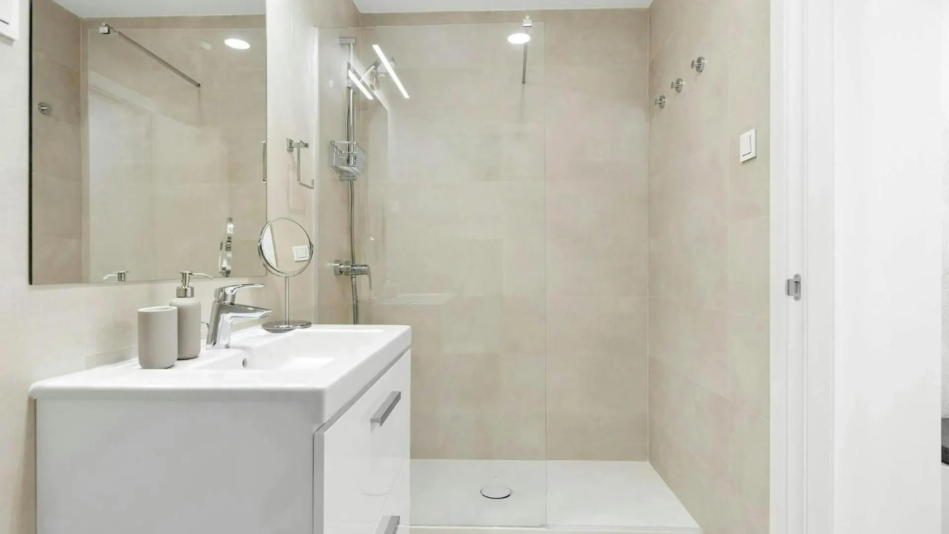 Malaga Eye Pool & Parking Free Apartment